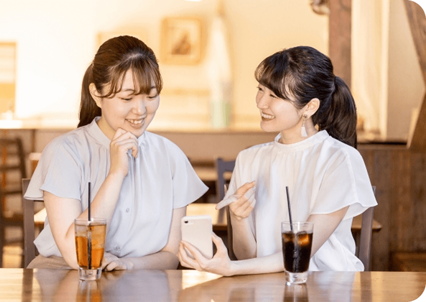 検索をしている女性